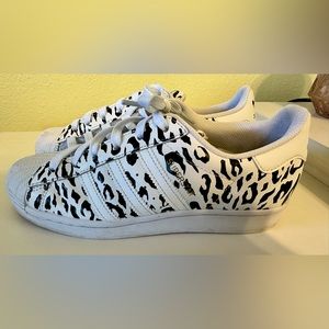 Womens Adidas Leapord White Superstar shoes.  Size 7.